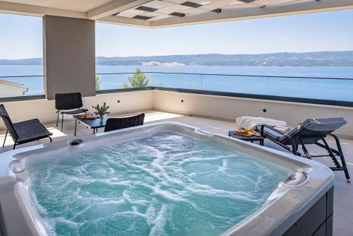 สระว่ายน้ำ, NEW! Villa Angelus – Your Luxurious Retreat near the Sea in เซลีนา