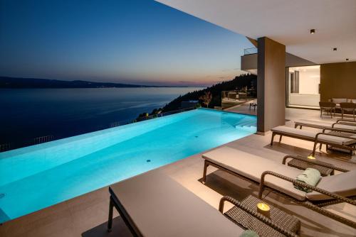 NEW! Villa Angelus – Your Luxurious Retreat near the Sea – khách sạn tại Celina