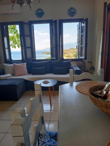 Skats, Margianou Seaview Apartments 1 & 2 in Kalamos (Argalasti)