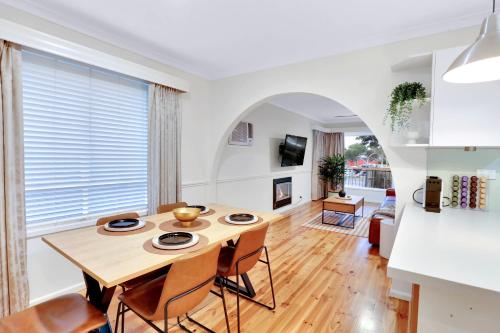 Sunbury large family home pet friendly airport in Sunbury