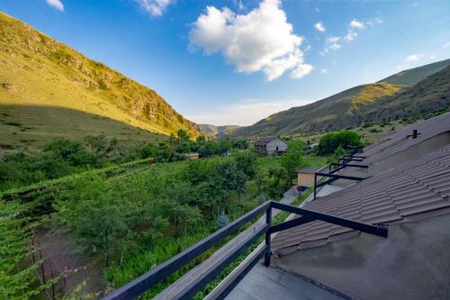 Valodia's Cottage in Tmogvi
