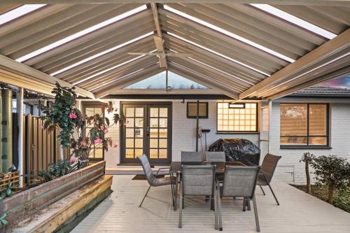 Sunbury large family home pet friendly airport in Sunbury