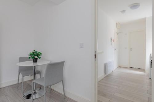 Sleek Studio Style Flat near City of London, London (photo 5)