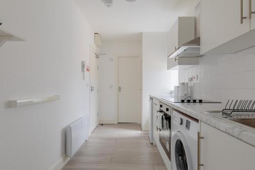 Sleek Studio Style Flat near City of London, London (photo 6)