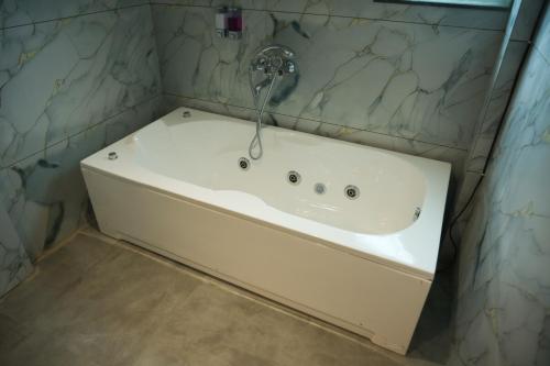 Bathroom, The Royal Anandraj in Walwa