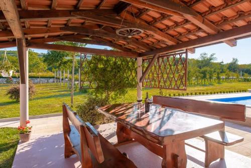 Villa Dola with private pool in Ercegovci