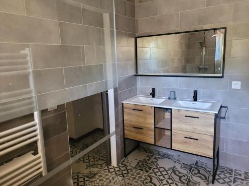 Zuhanyzó, Maison Jean-Du-Feu au calme à Jenduffe (Maison Jean-Du-Feu au calme a Jenduffe) in Saint-Martin-De-Gurson