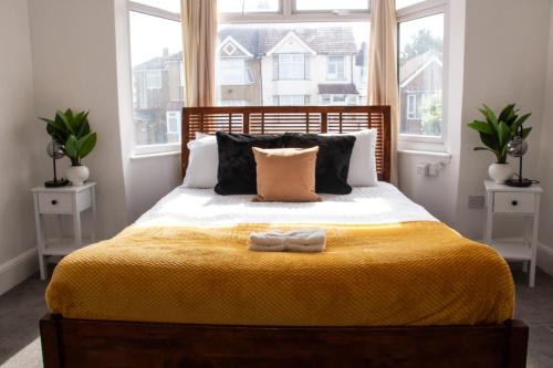 6-Bed Contractor Home, Wembley gîte à louer Number Sixteen Hotel