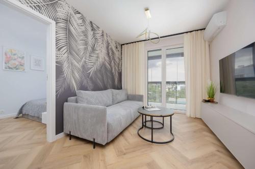 Beige Apartment in Warsaw with Parking and Air Conditioned Living Room by Noclegi Renters, Varsavia