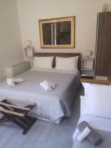1 queen bed, 1 twin bed
