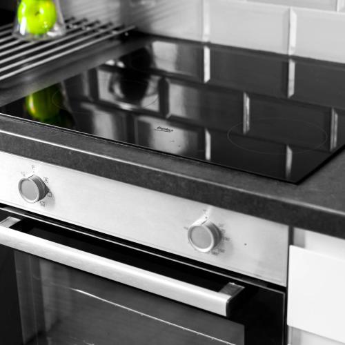 Kitchen, Stylish Apartment - High Speed Internet & Free Netflix - Near City Centre - 2MR in Edgbaston