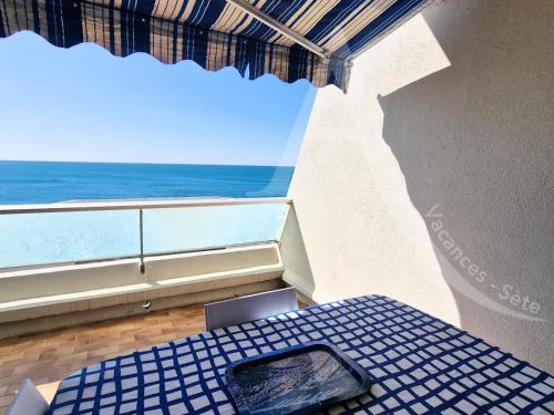 Studio cabine 4 personnes avec terrasse vue mer climatisation et parking - image 2