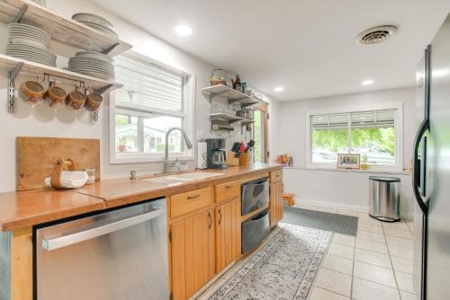 1 Mi to Burr Oak Lake: Cozy Family Home! in Homerville (OH)