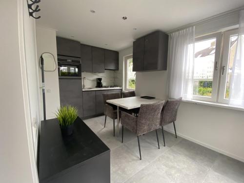 Sfeervol vakantiehuis met airco en grote tuin in centrum Domburg in Domburg