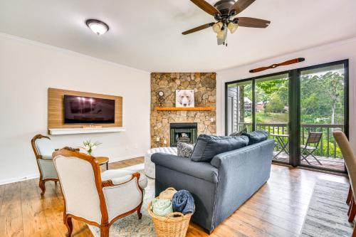Mtn Cabin with Balcony and View in Burnsville! image