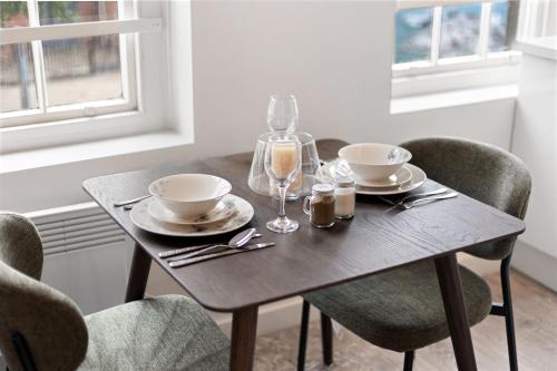 BRIGHT DOCKSIDE HARBOUR & SHIP VIEW POTSMOUTH STUDIO- WALKING DISTANCE TO GUNWARF - FREE WiFi - FLAT SCREEN SMART TV - PERFECT FOR COUPLES AND CONTRACTORS - image 3