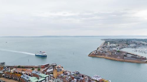 BRIGHT DOCKSIDE HARBOUR & SHIP VIEW POTSMOUTH STUDIO- WALKING DISTANCE TO GUNWARF - FREE WiFi - FLAT SCREEN SMART TV - PERFECT FOR COUPLES AND CONTRACTORS - image 4