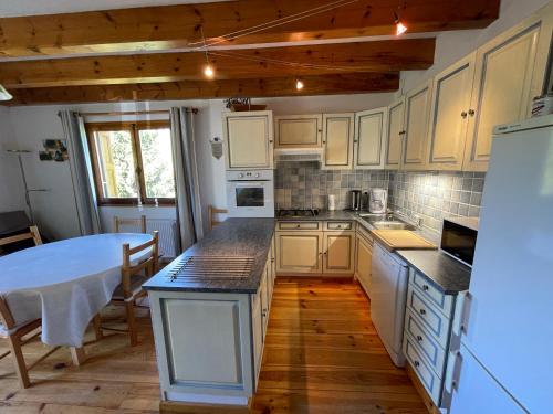 Konyha, Gite au bord de l'aude in Matemale