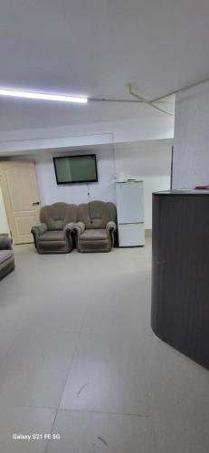 共用ラウンジ/TVエリア, Adeke Hostel in アティラピリー