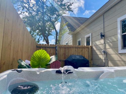 Masažna kad, Beautiful Historic Downtown Pensacola Charmer Hot Tub BBQ in Pensacola Downtown