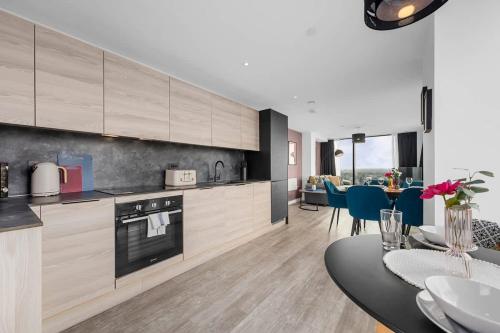 2 Bed Old Trafford Flat Skyline Views, Manchester (photo 8)