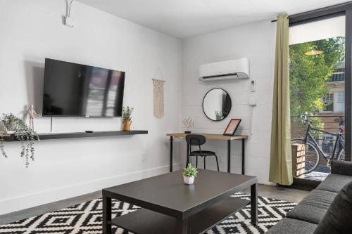 Üzleti központ, *NEW* The Franni - Workspace / Private Balcony in Virginia Highland