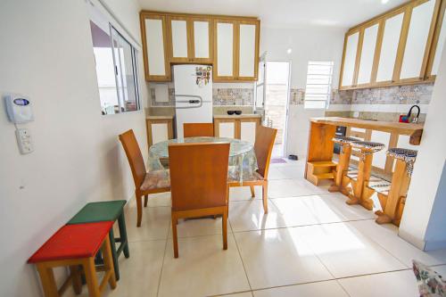 ห้องครัว, Casa Pet-Friendly com Wi-Fi e Churrasqueira in บัลเนียริโอตูปี
