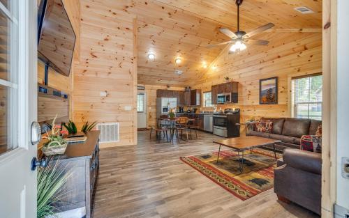 Bear Clubhouse Hot Tub, 1Mile from the Parkway, 900 in FREE Tickets! in Pigeon Forge, USA