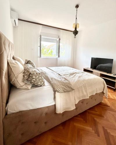 Lazarus Apartment
