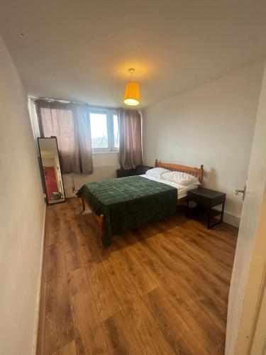 Wapping Hideaway -Double Room with shared bathroom Near Central London, 8 minutes to Wapping station, for 2 people, Лондон