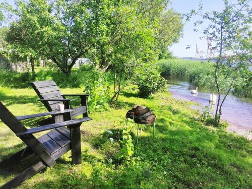 Minimalist riverside hideout, Riga (Foto 6)
