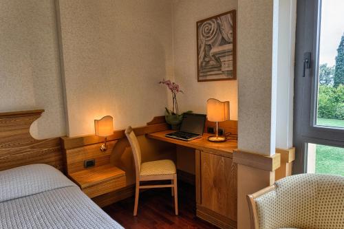 Classic Double or Twin Room image 4