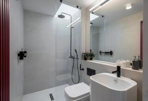 Classic Top-Floor Studio in the Historic Center with Views - image 4