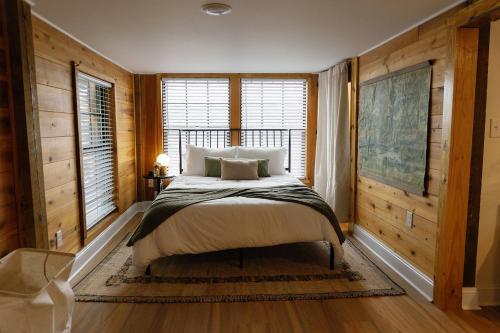 "Black Hawk" - The Overlook LUX Cabin - RRG