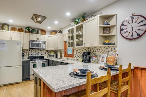 Cozy Wilmington Home 6 Mi to Mount Snow! in Wilmington, USA