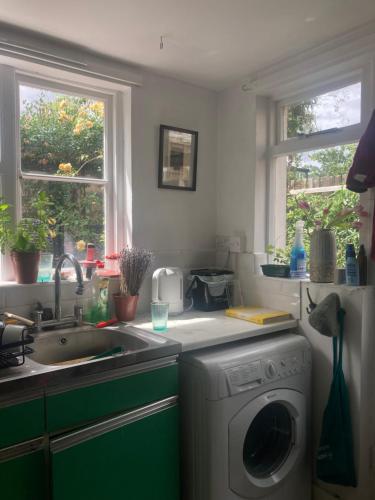 1 bed garden flat very close to tube, London