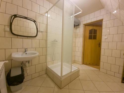 2 bedrooms, 8 beds