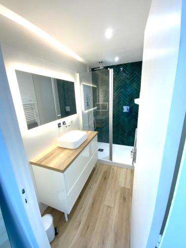 Bathroom, NOUVEAU Appartement renove Face a la Mer 70 m2 de confort et de Charme a Saint Jean de Monts in La Paree Jesus