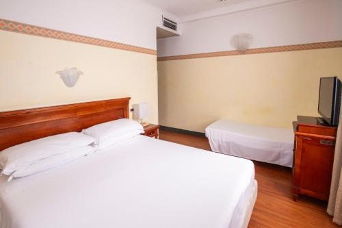 1 queen bed, 1 twin bed