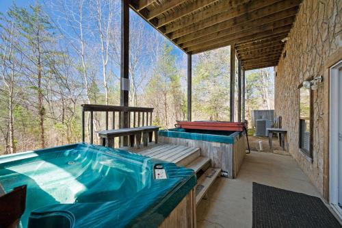 Bathroom, Country Pines Lodge in Oldham