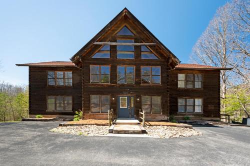 Exterior view, Country Pines Lodge in Oldham