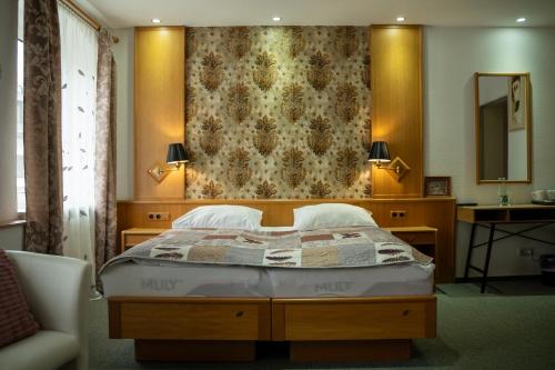 1 king bed, 1 twin bed