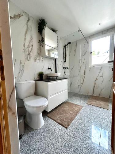 New cozy chalet with jacuzzi and home cinema near Amsterdam in Boerhaavewijk