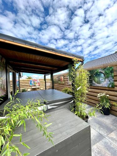 View, New cozy chalet with jacuzzi and home cinema near Amsterdam in Boerhaavewijk