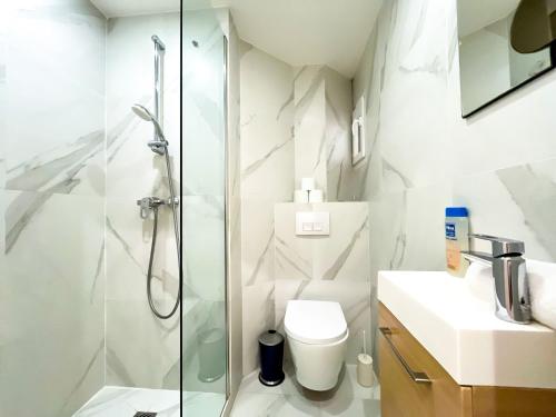 Urban Flat 99 - Spacious 6 BDR Apartment in Paris - image 14