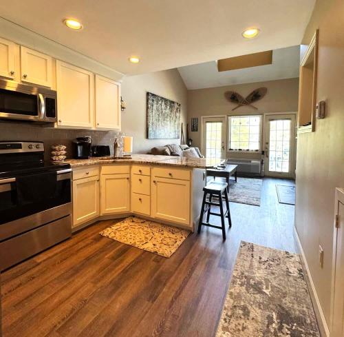 Luxury Jiminy Ski On Off Village Ctr Condo Sleeps4 in แฮนค็อก (MA)