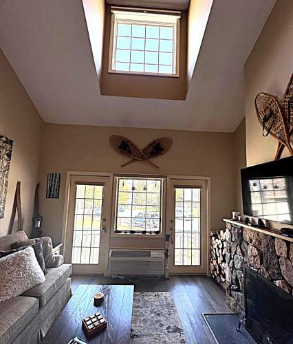 Luxury Jiminy Ski On Off Village Ctr Condo Sleeps4 in แฮนค็อก (MA)