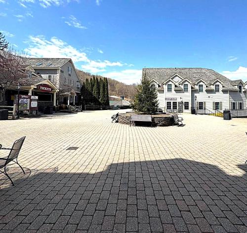 Luxury Jiminy Ski On Off Village Ctr Condo Sleeps4 in แฮนค็อก (MA)