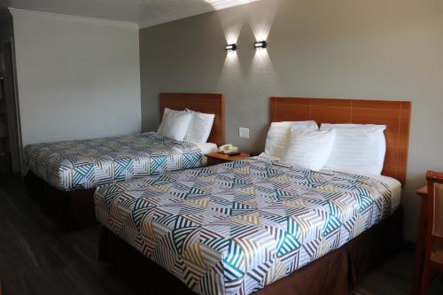 4 queen beds