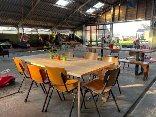 Charming cabin Avondgloed in farmer's orchard in Hem